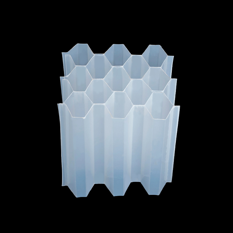 Honeycomb lutande rörpackning